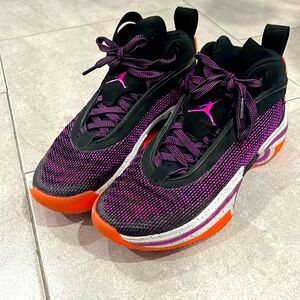 Jordan basketball sneakers
Size 8.5